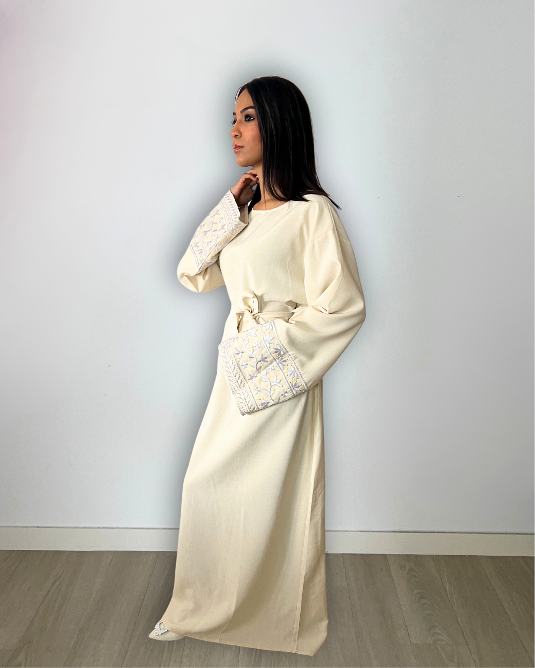 Robe en lin à manches brodées