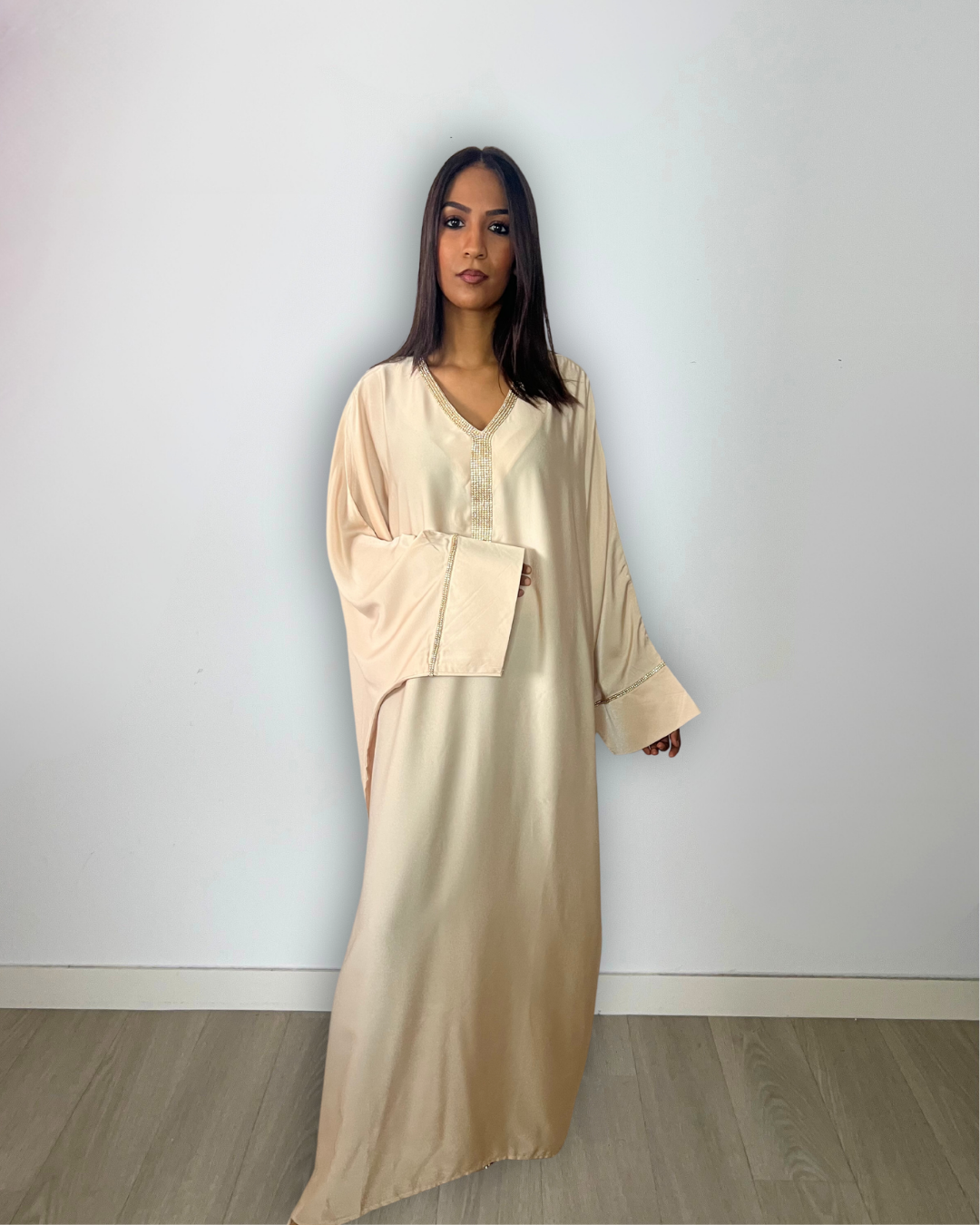 Robe orientale en satin beige à strass doré pour le ramadan et occasions spéciales