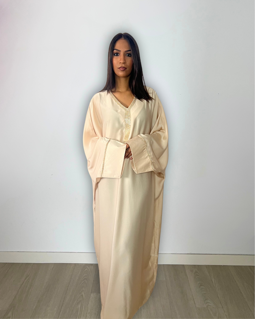 Robe orientale en satin beige à strass doré pour le ramadan et occasions spéciales