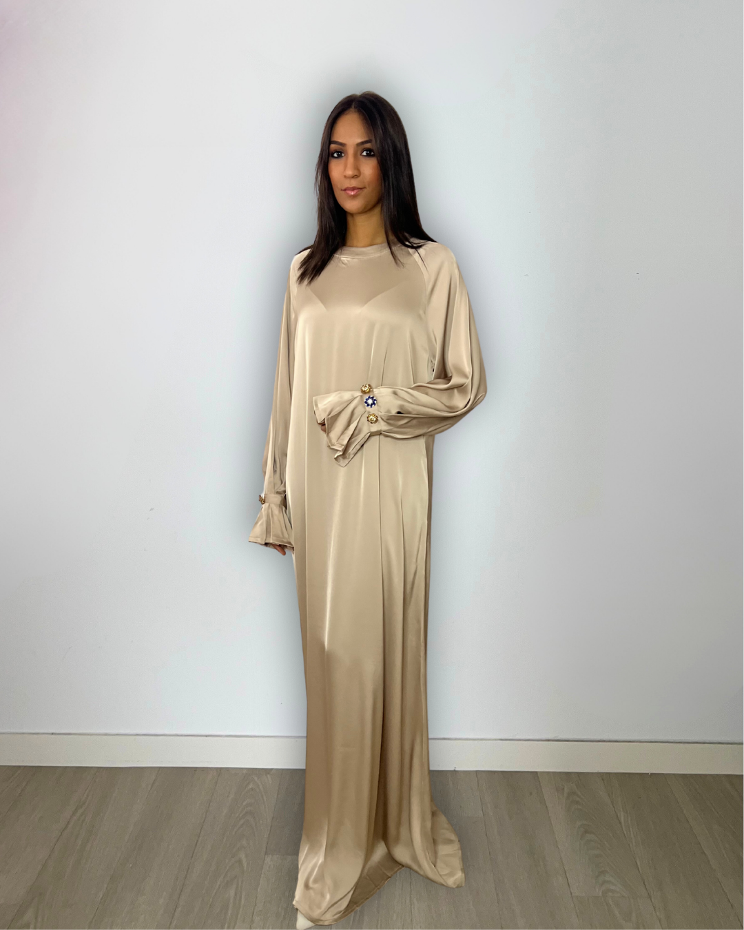 Robe longue satinée beige - manches fleurs de diamants