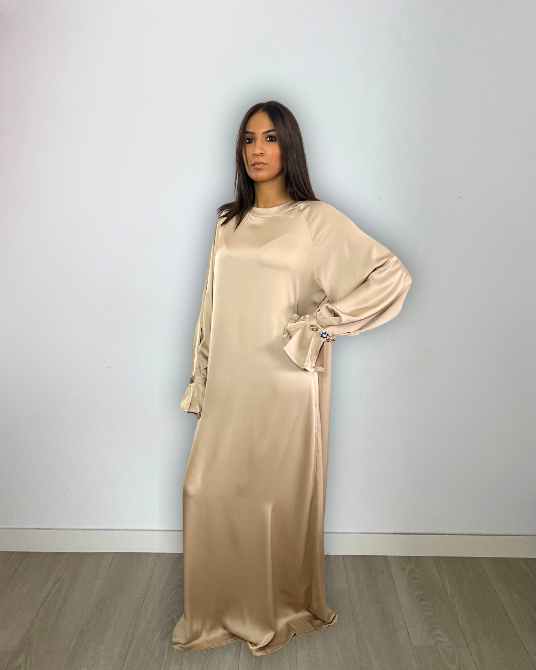 Robe longue satinée beige - manches fleurs de diamants