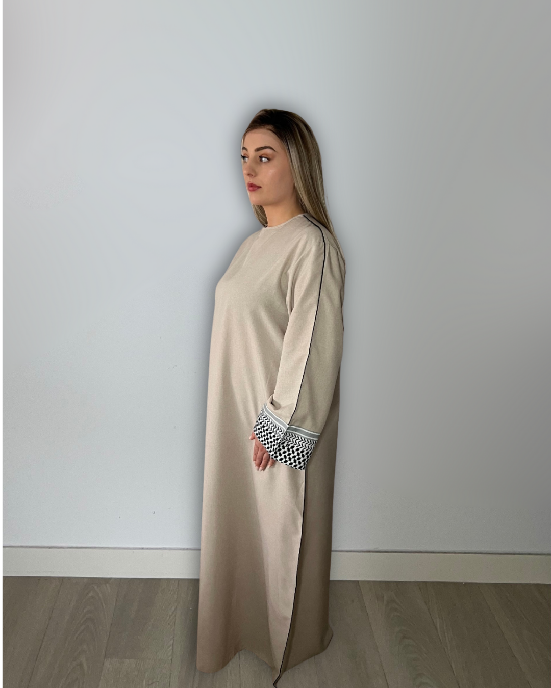 Abaya Dubai en lin couleur crème à manches brodées